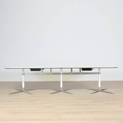 Kontorsstol inspirerad av EA 119 VITRA