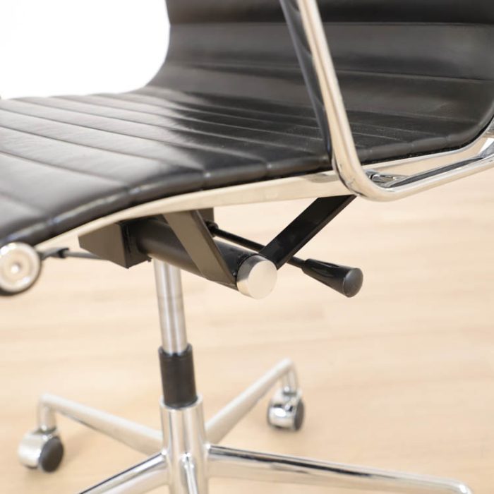 Kontorstol inspireret af EA 119 VITRA