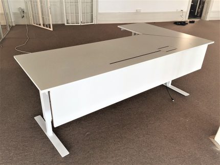 Elektriskt höj-och sänkbar receptionsdisk