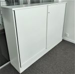 Opbevaringsskab med skydedøre