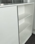 Opbevaringsskab med skydedøre