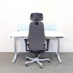 Højdejusterbart skrivebord med skærm