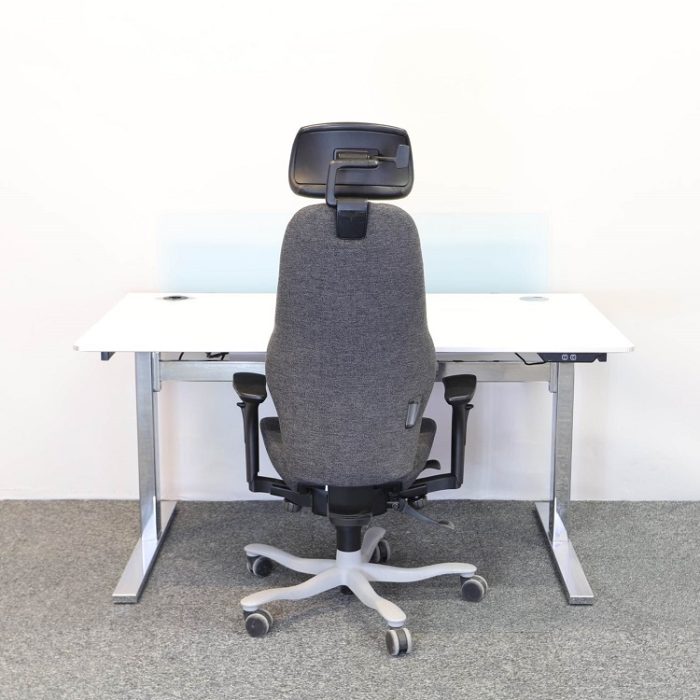 Højdejusterbart skrivebord med skærm