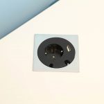 Højdejusterbart skrivebord med skærm