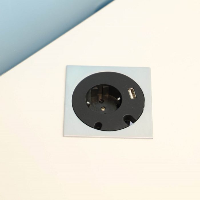 Højdejusterbart skrivebord med skærm