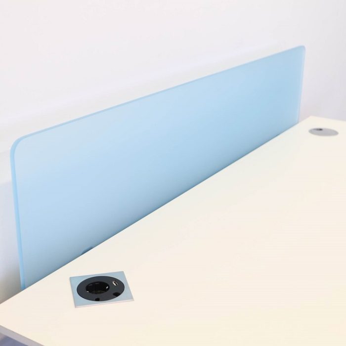 Højdejusterbart skrivebord med skærm