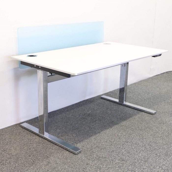 Højdejusterbart skrivebord med skærm