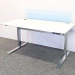 Højdejusterbart skrivebord med skærm