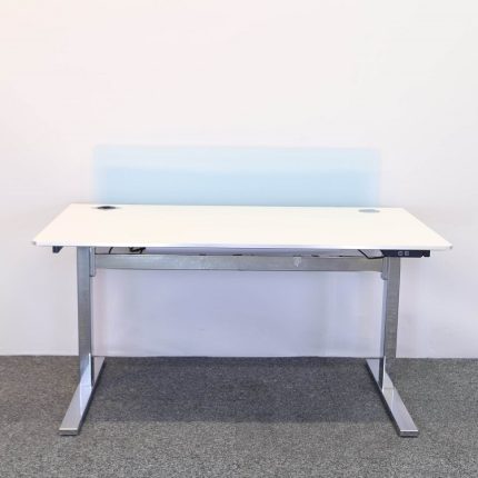 Höj- och sänkbart skrivbord med avskärmning